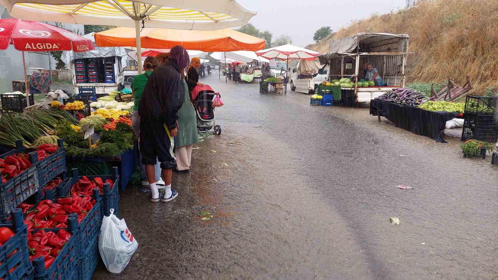 Tekirdağ’da şiddetli yağış, Salı Pazarı’nı sular altında bıraktı
