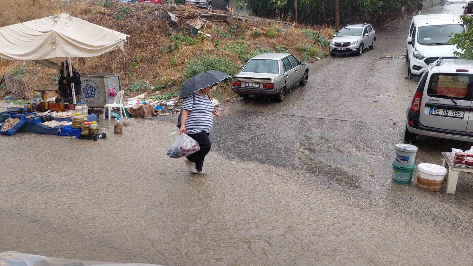 Tekirdağ’da şiddetli yağış, Salı Pazarı’nı sular altında bıraktı
