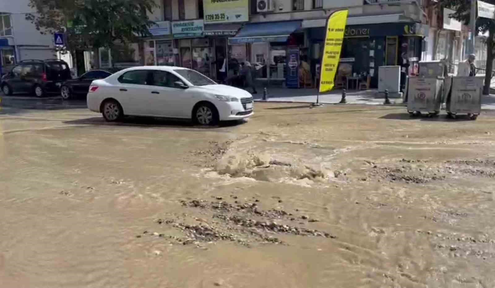 Asfalt yerinden söküldü, cadde sular altında kaldı
