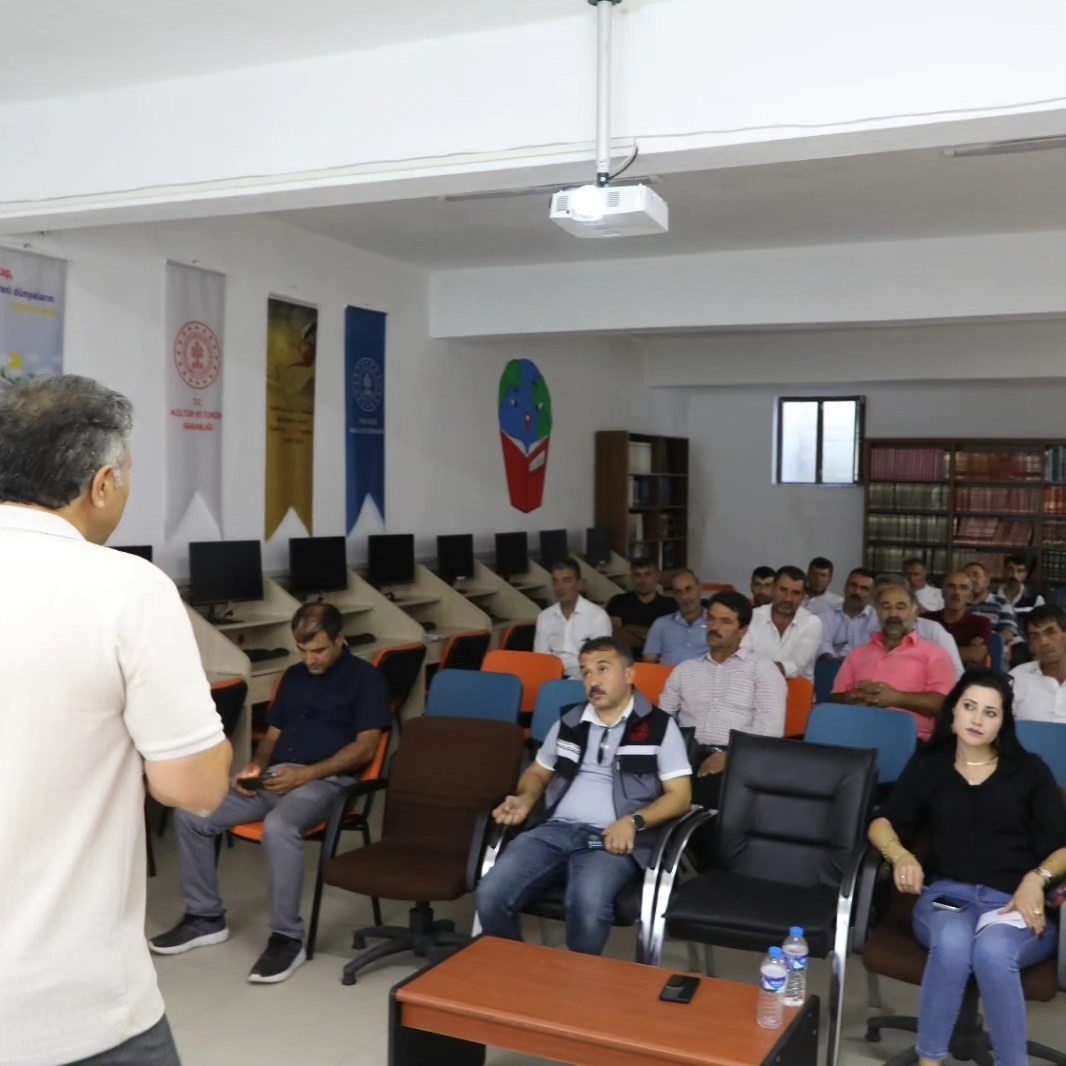 Palu’da üreticilere tarımda yeni dönem bilgilendirmesi yapıldı
