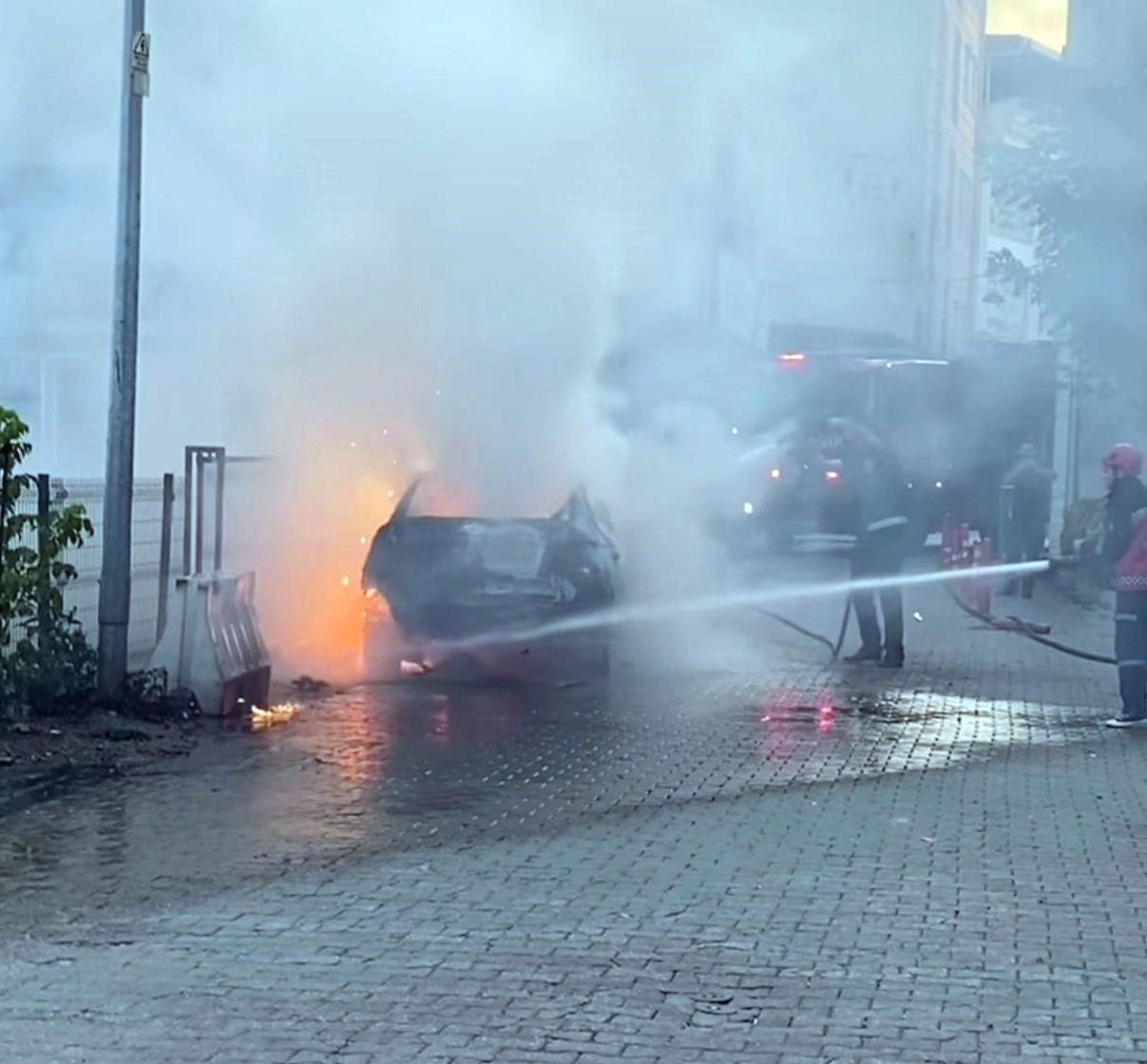 Park halindeki otomobil alev topuna döndü: Geriye hurda yığını kaldı
