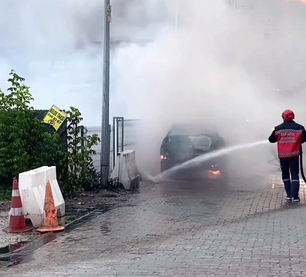 Park halindeki otomobil alev topuna döndü: Geriye hurda yığını kaldı
