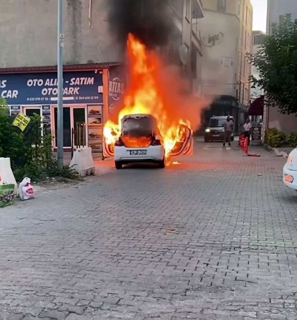 Park halindeki otomobil alev topuna döndü: Geriye hurda yığını kaldı
