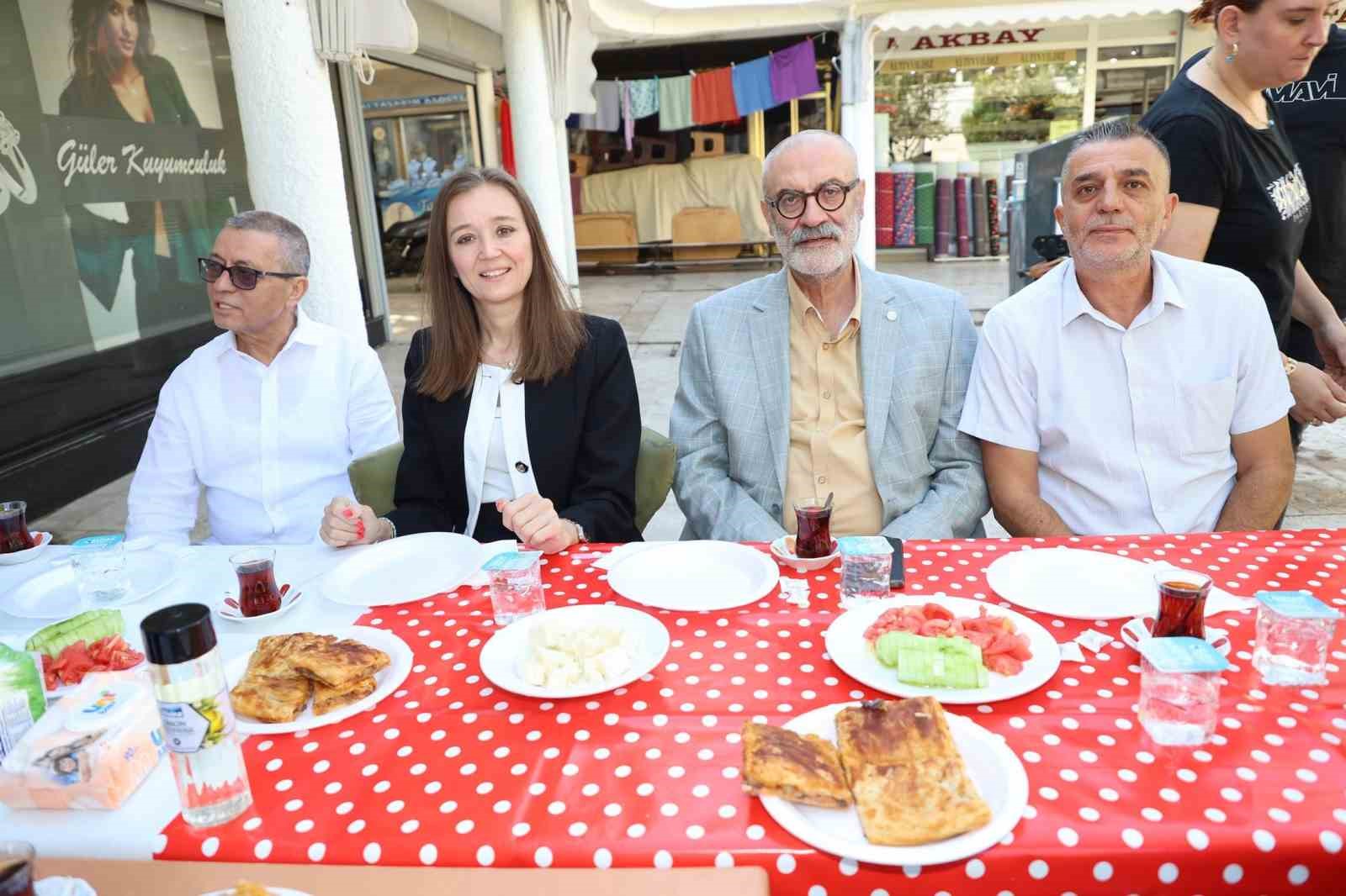 Başkan Durbay, Havuzlu Çarşı esnafının sorunlarını dinledi
