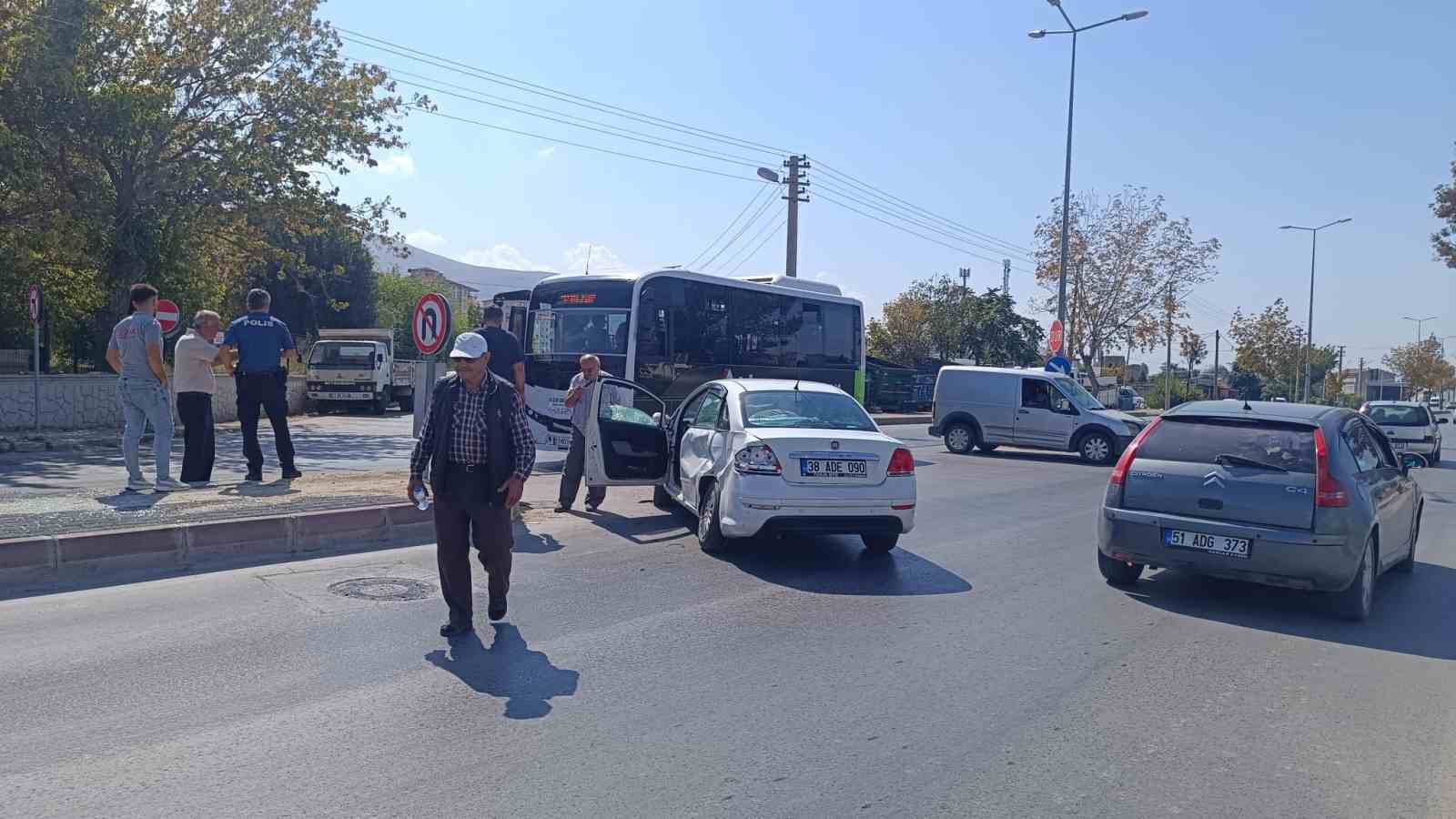 Niğde’de halk otobüsü ile otomobil çarpıştı
