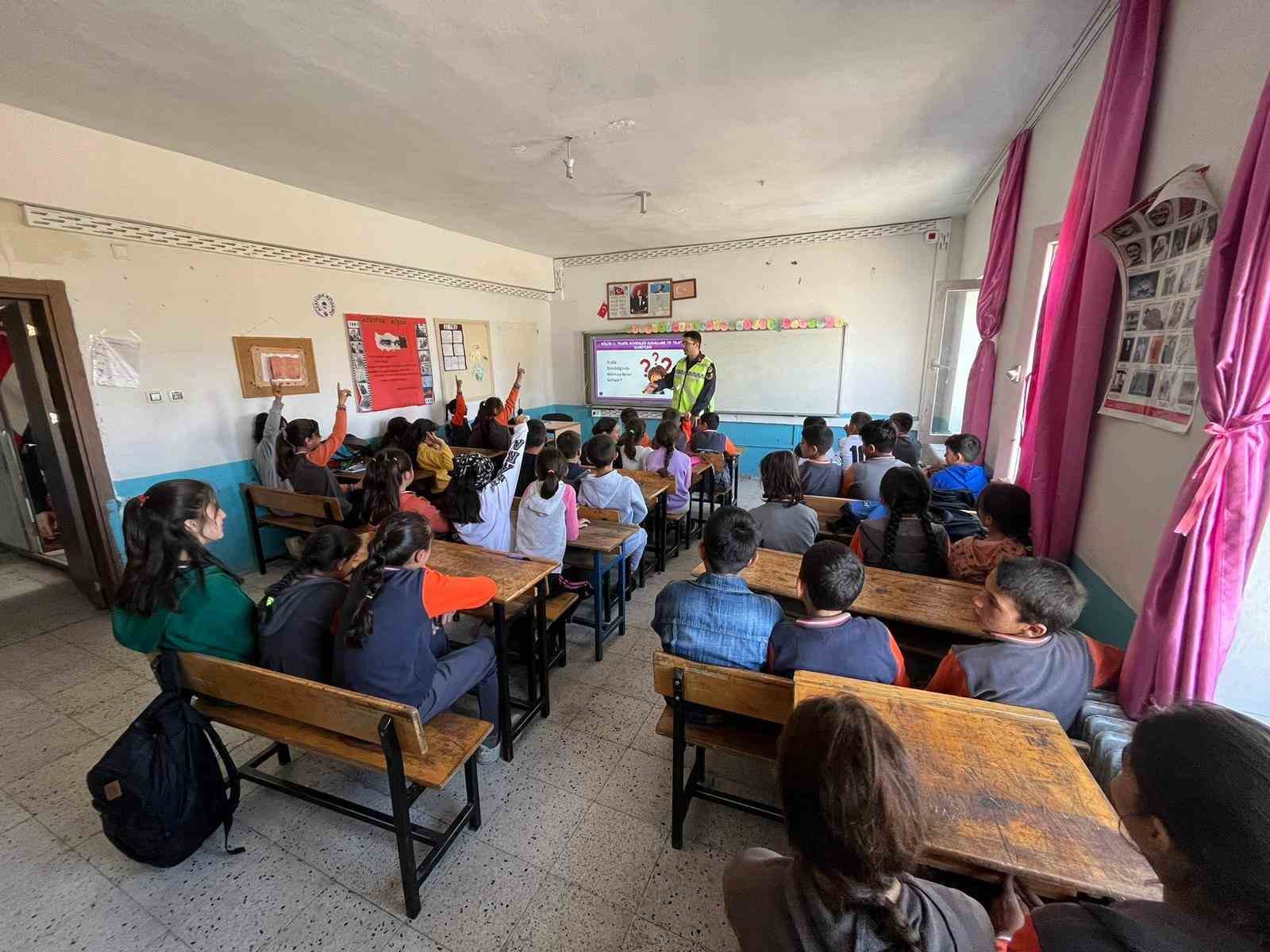 Kars’ta jandarmadan öğrencilere trafik eğitimi
