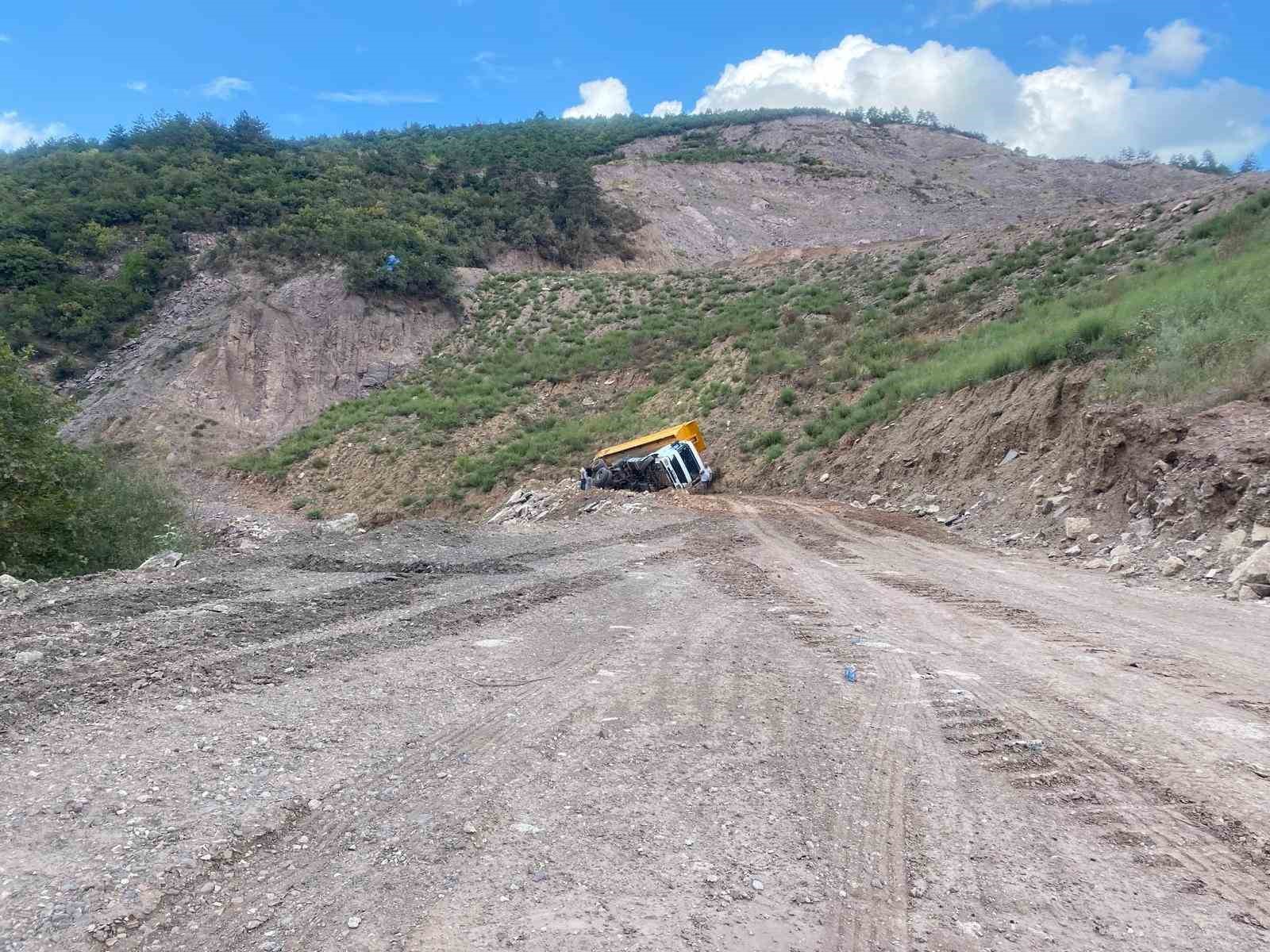 Yükü ağır gelen kamyon yan yattı: Sürücü ölümden döndü
