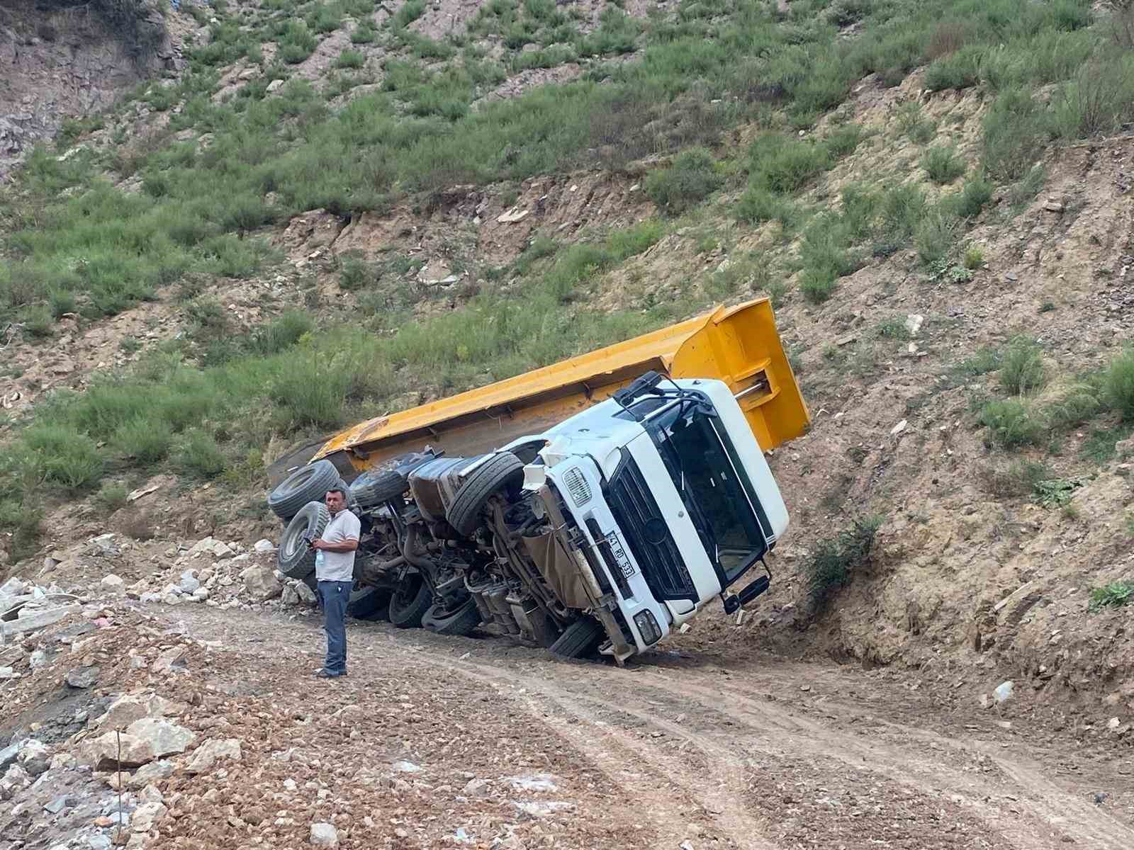 Yükü ağır gelen kamyon yan yattı: Sürücü ölümden döndü
