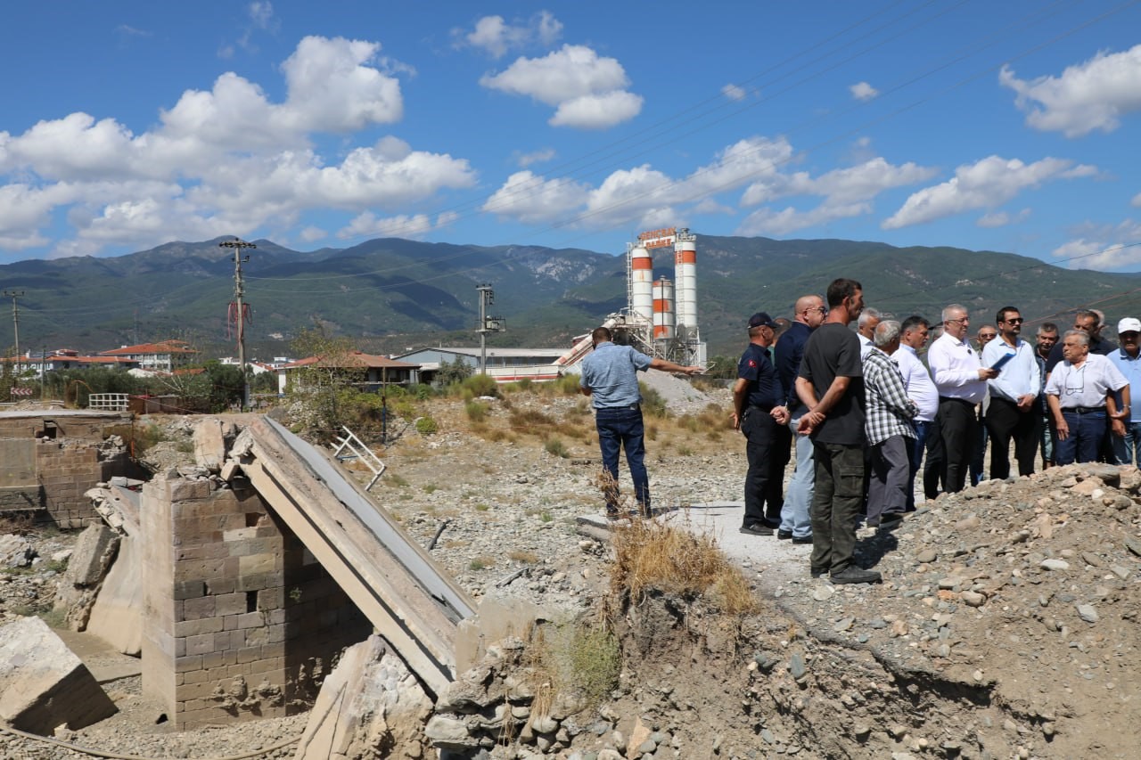 Zeytinli Çayı’nda sel felaketinde yıkılan köprünün yeniden yapılması isteniyor
