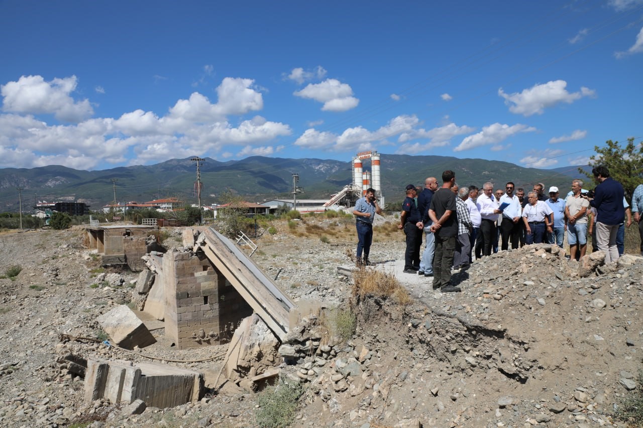 Zeytinli Çayı’nda sel felaketinde yıkılan köprünün yeniden yapılması isteniyor
