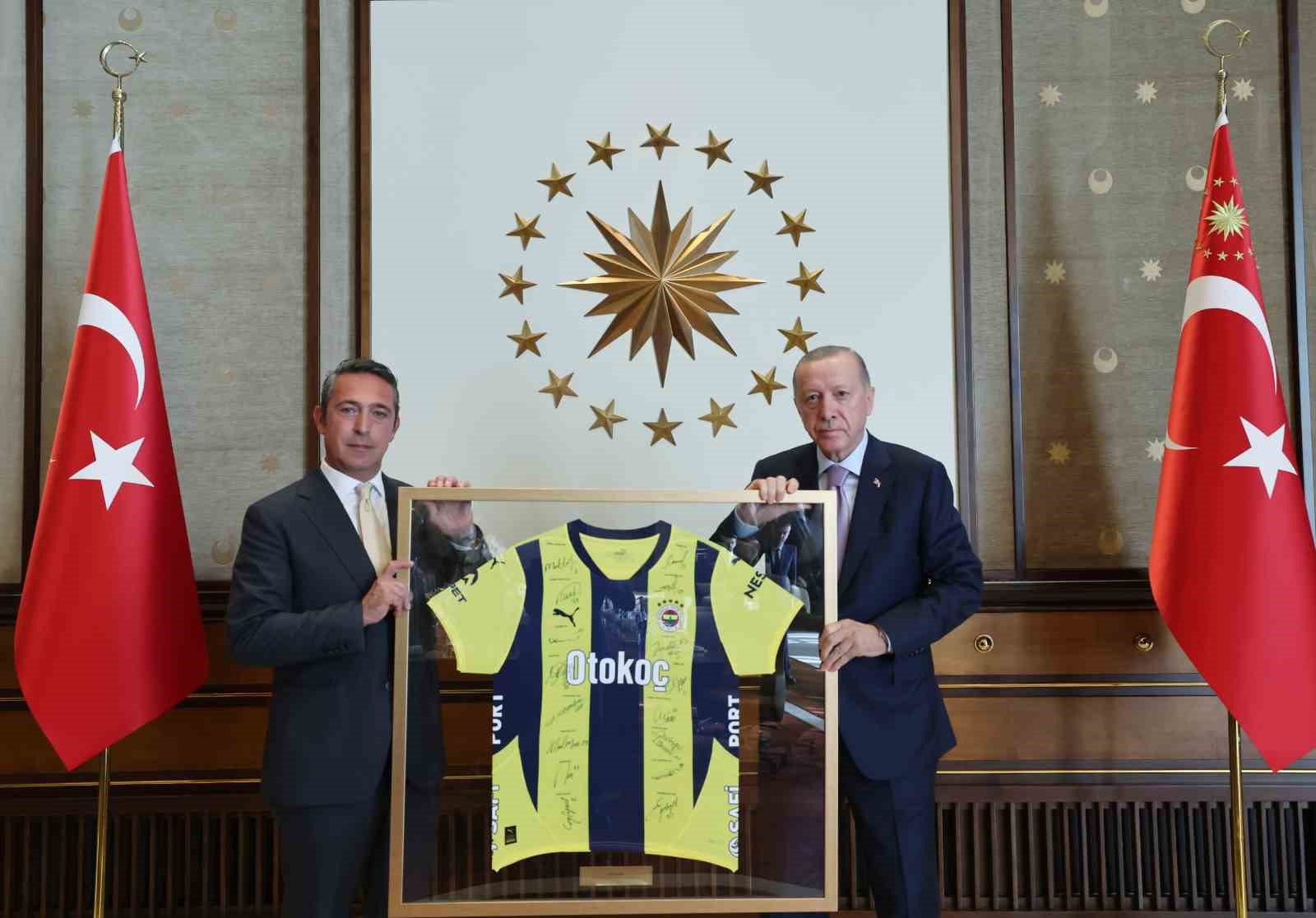 Cumhurbaşkanı Recep Tayyip  Erdoğan, Fenerbahçe Kulübü Başkanı Ali Koç ve yönetim kurulu üyelerini Beştepe’de kabul etti.
