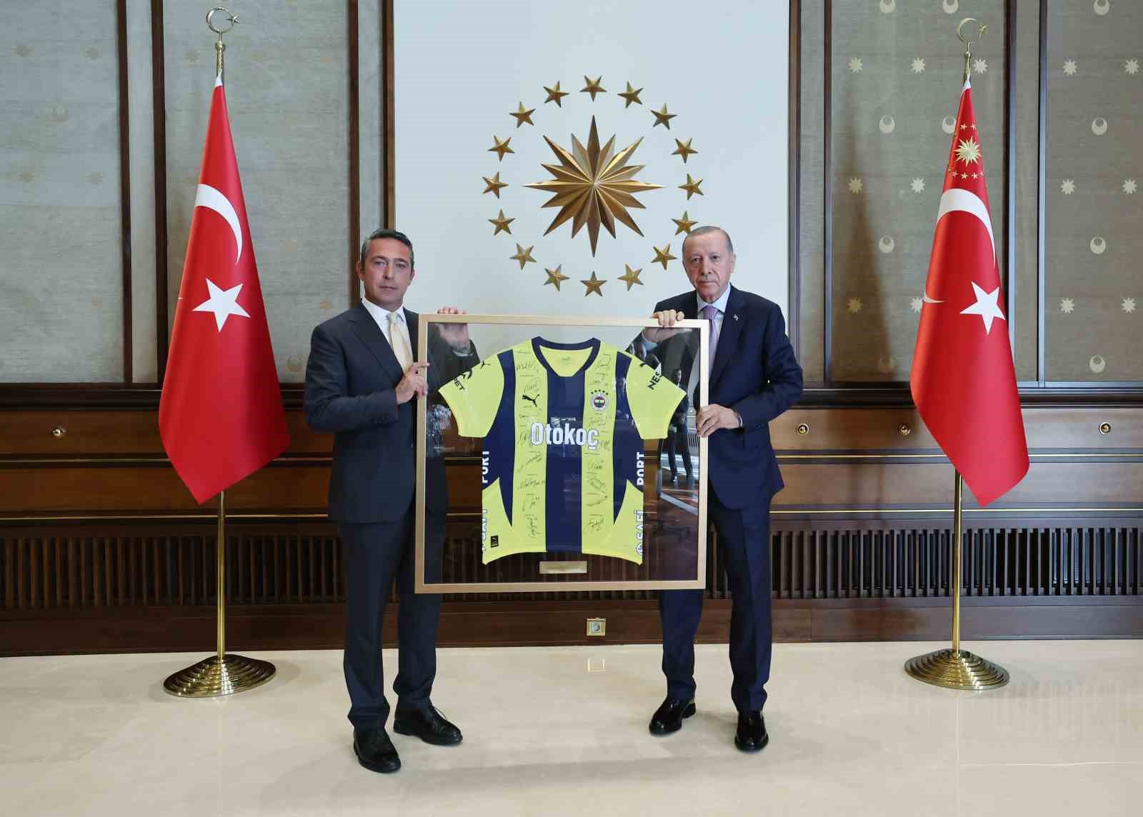 Cumhurbaşkanı Recep Tayyip  Erdoğan, Fenerbahçe Kulübü Başkanı Ali Koç ve yönetim kurulu üyelerini Beştepe’de kabul etti.
