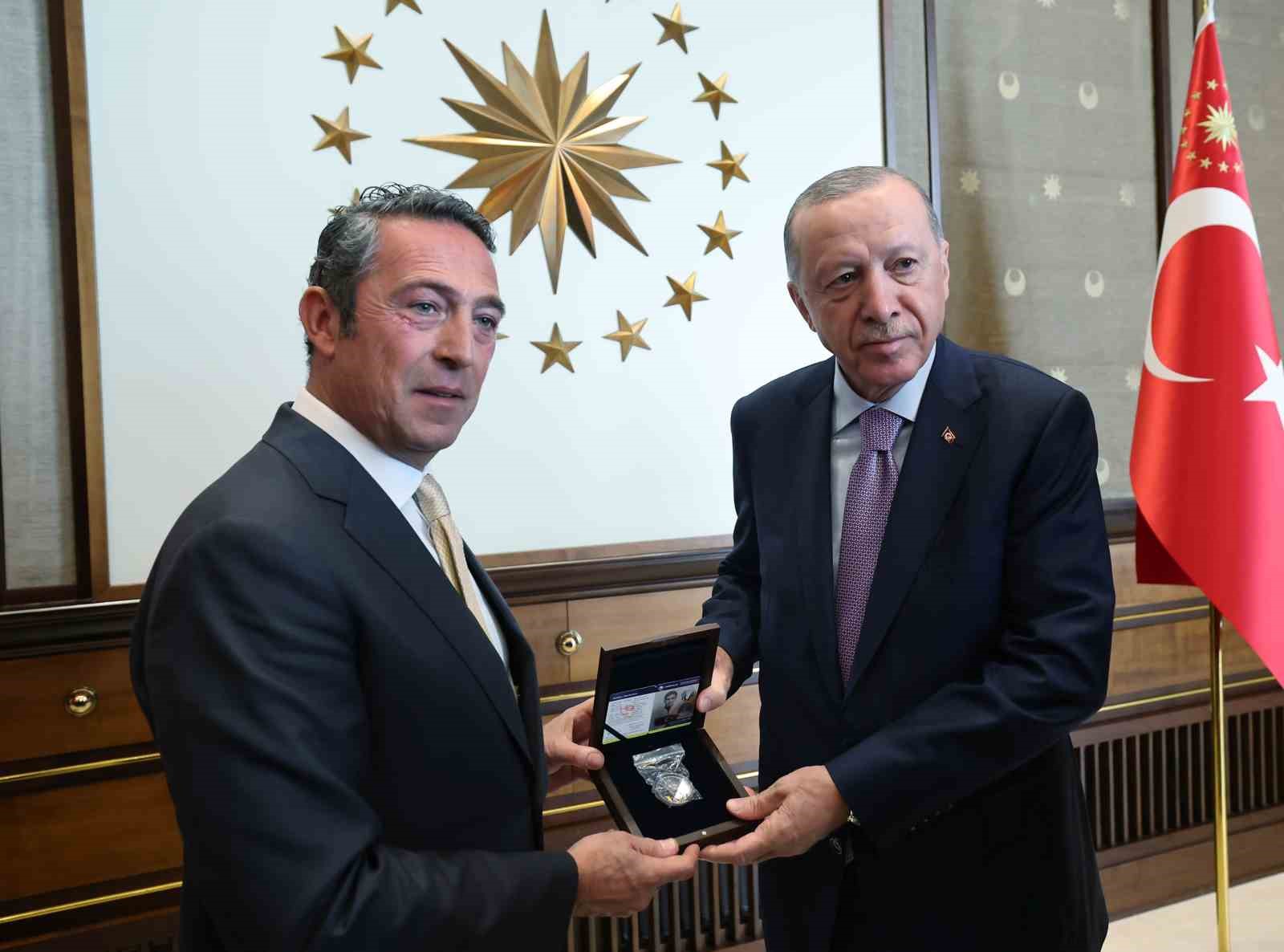 Cumhurbaşkanı Recep Tayyip  Erdoğan, Fenerbahçe Kulübü Başkanı Ali Koç ve yönetim kurulu üyelerini Beştepe’de kabul etti.
