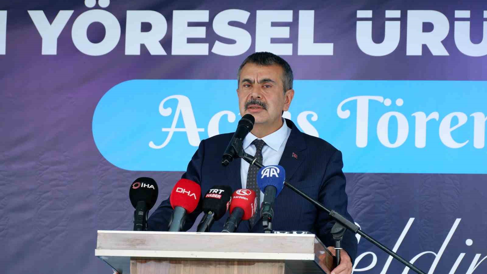 Bakan Tekin Erzurum’da yöresel ürünler çarşının açılışını yaptı
