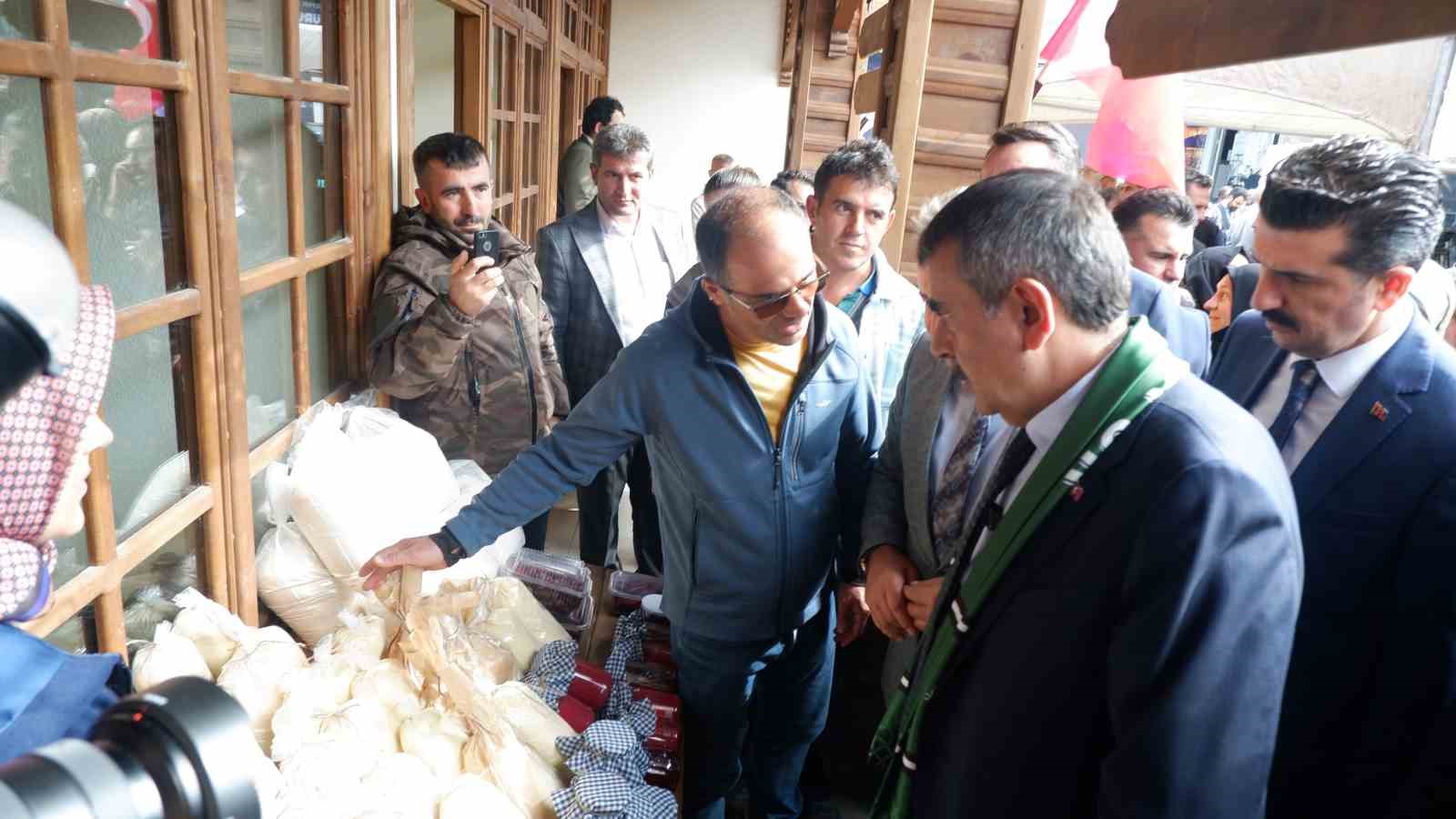 Bakan Tekin Erzurum’da yöresel ürünler çarşının açılışını yaptı
