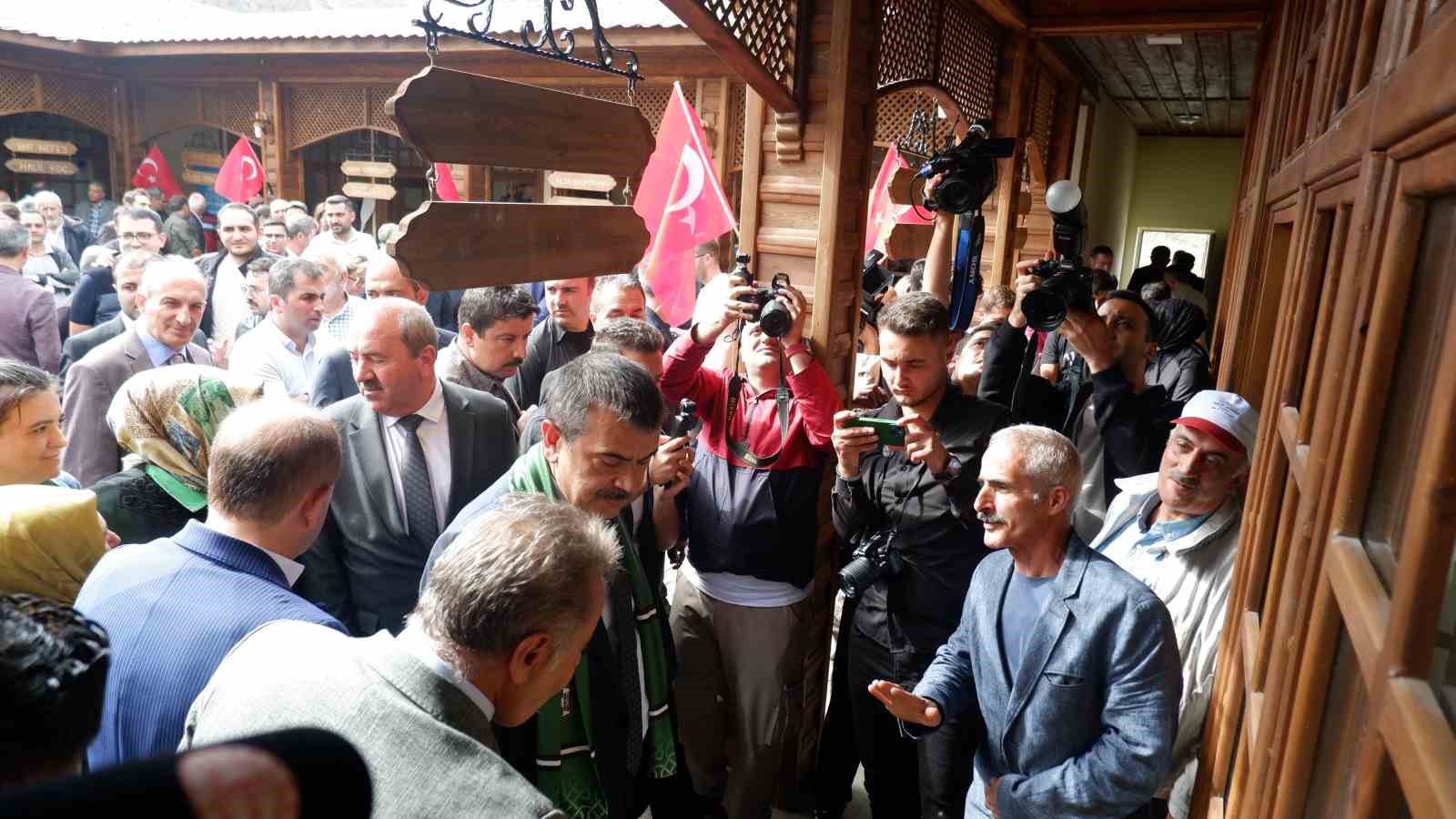 Bakan Tekin Erzurum’da yöresel ürünler çarşının açılışını yaptı
