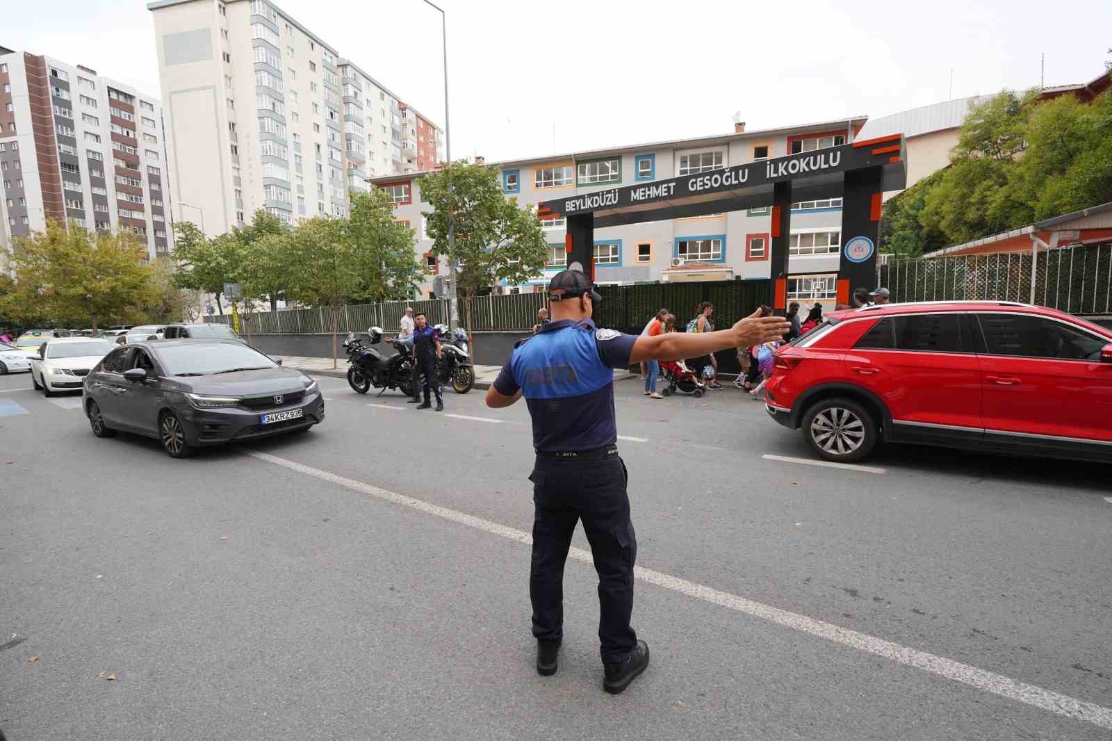 Beylikdüzü’nde zabıta ekipleri öğrenciler için görev başında
