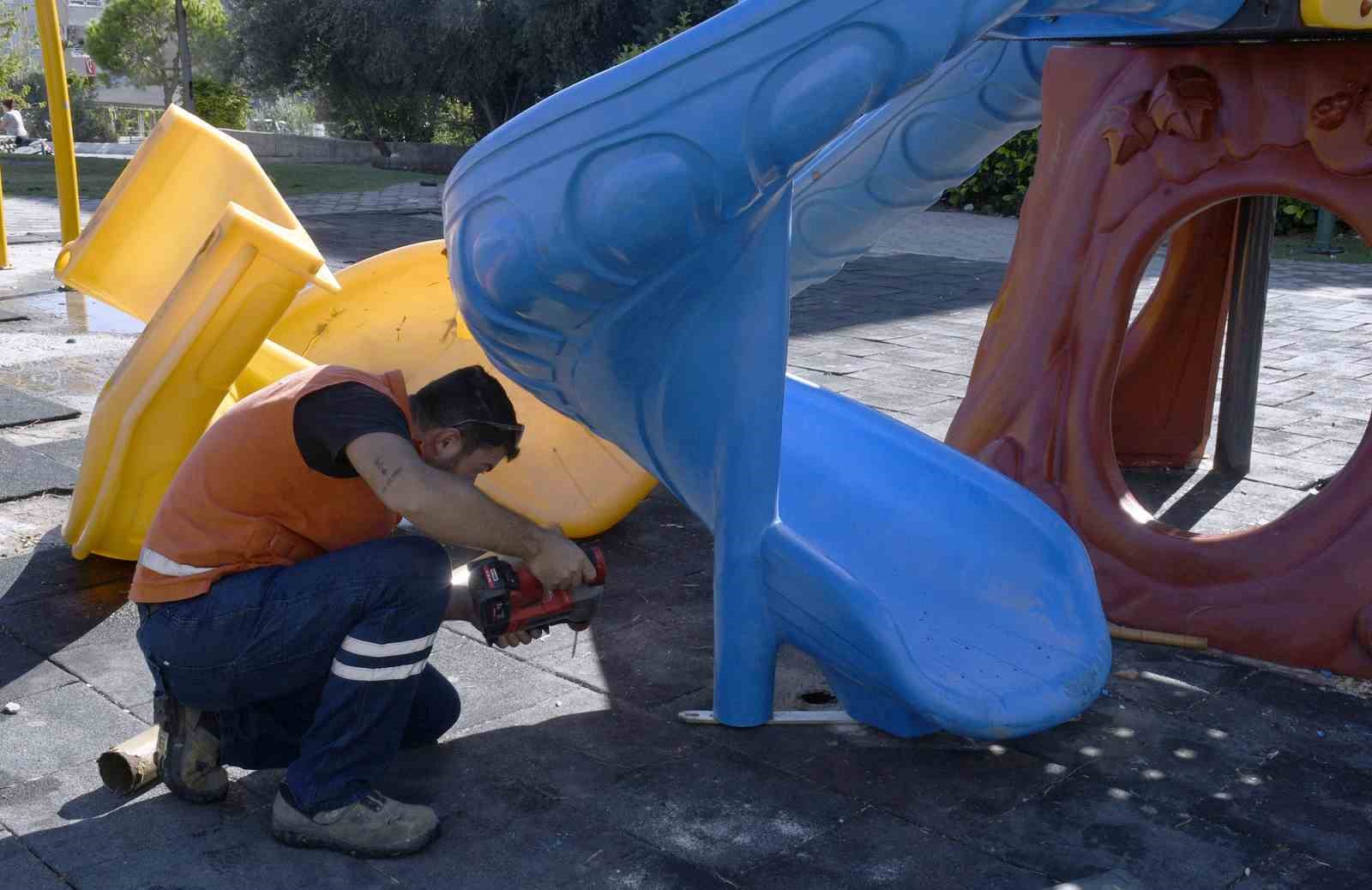 Kuşadası’nda çocuk parkındaki oyun grubuna zarar verildi
