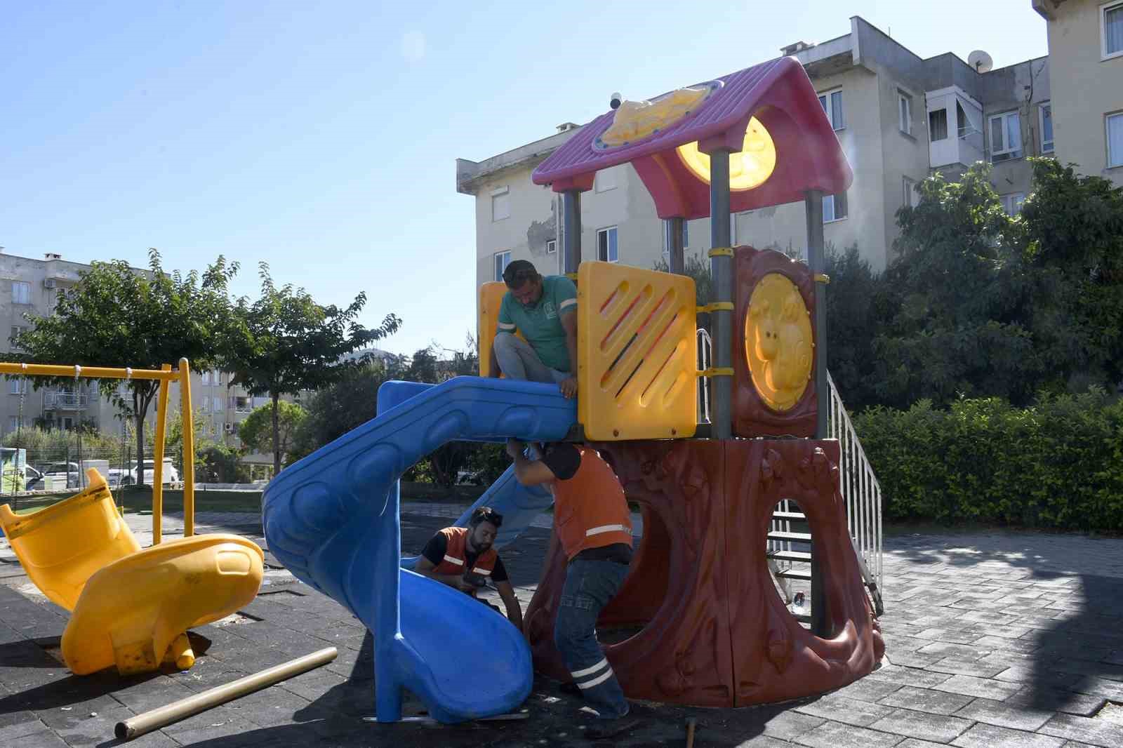 Kuşadası’nda çocuk parkındaki oyun grubuna zarar verildi
