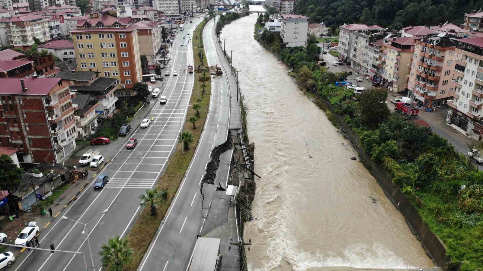 Hopa’da çöken yol havadan görüntülendi
