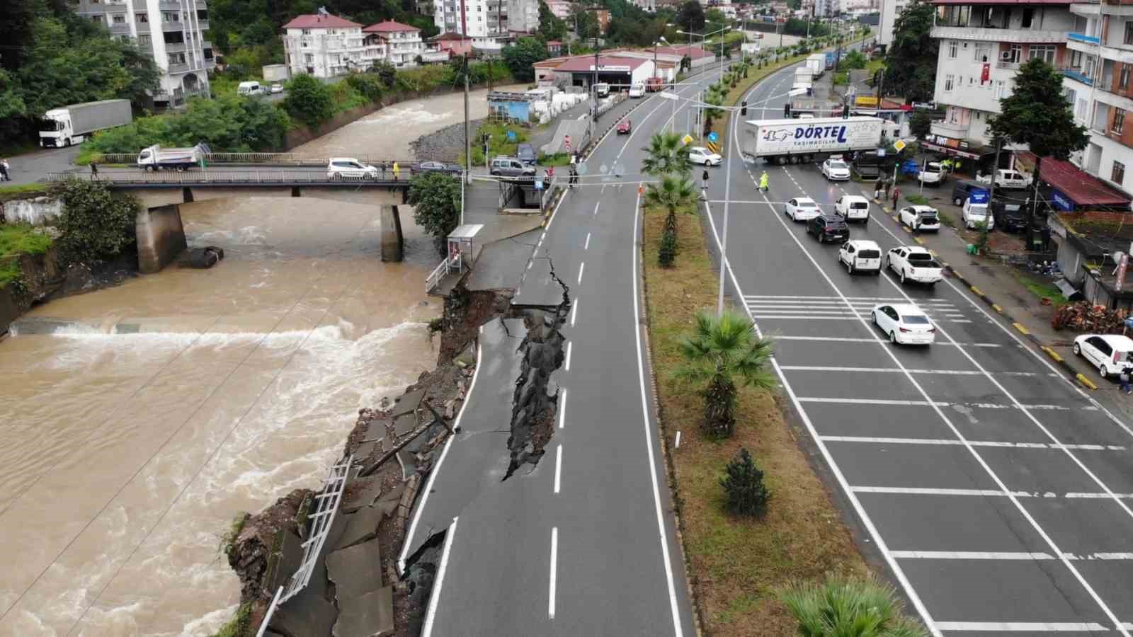 Hopa’da çöken yol havadan görüntülendi
