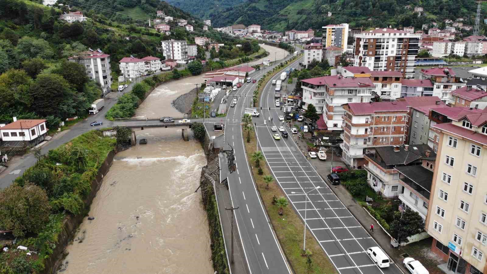 Hopa’da çöken yol havadan görüntülendi
