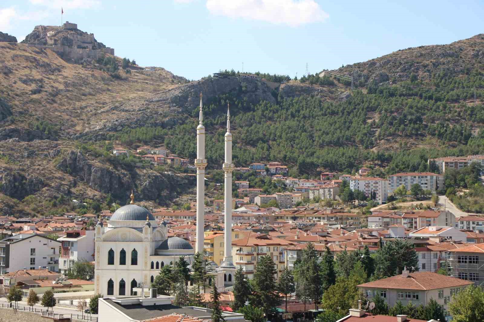 Emekli astsubaydan belediyenin önünde oturma eylemi
