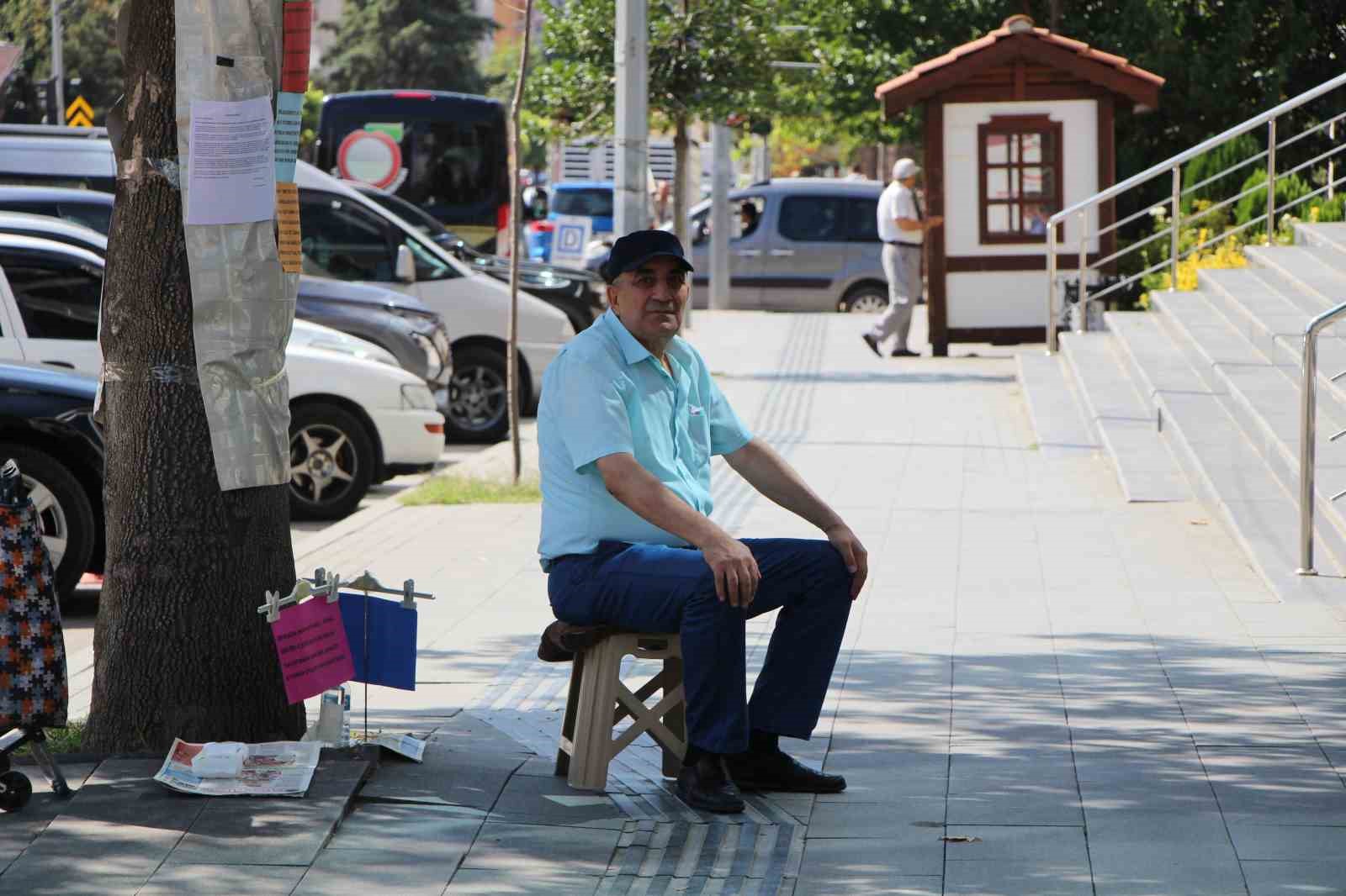 Emekli astsubaydan belediyenin önünde oturma eylemi
