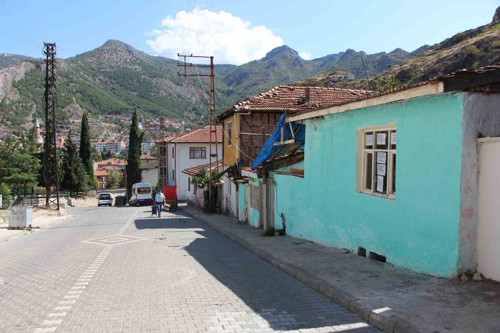 Emekli astsubaydan belediyenin önünde oturma eylemi
