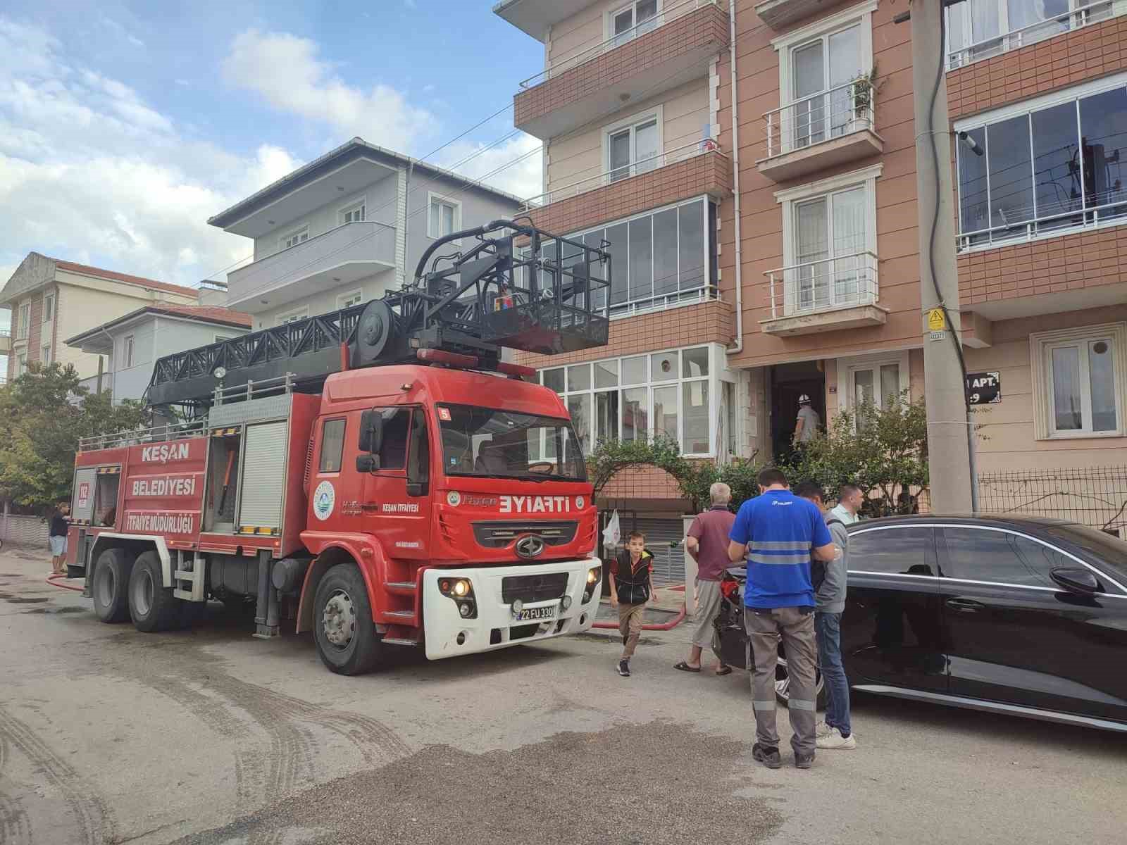 Keşan’da apartman dairesinde yangın: İtfaiye eri yaralandı, ev sahibi fenalaştı
