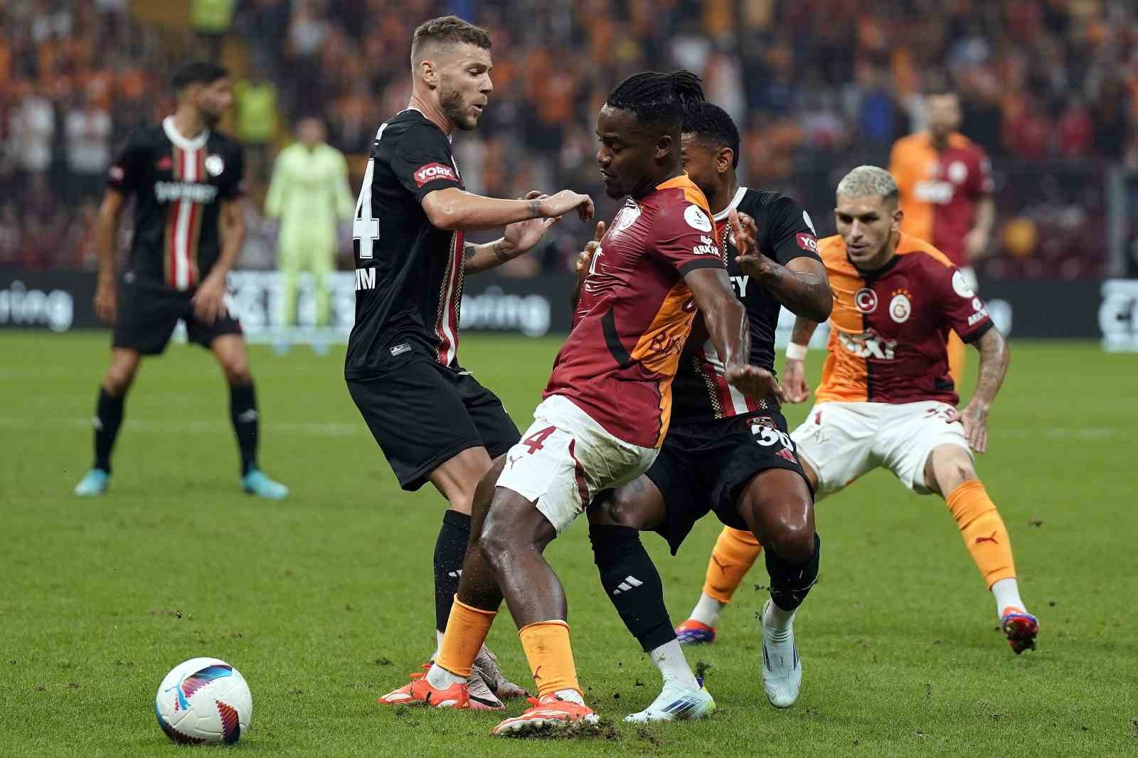 Trendyol Süper Lig: Galatasaray: 2 - Gaziantep FK: 0 (İlk yarı)
