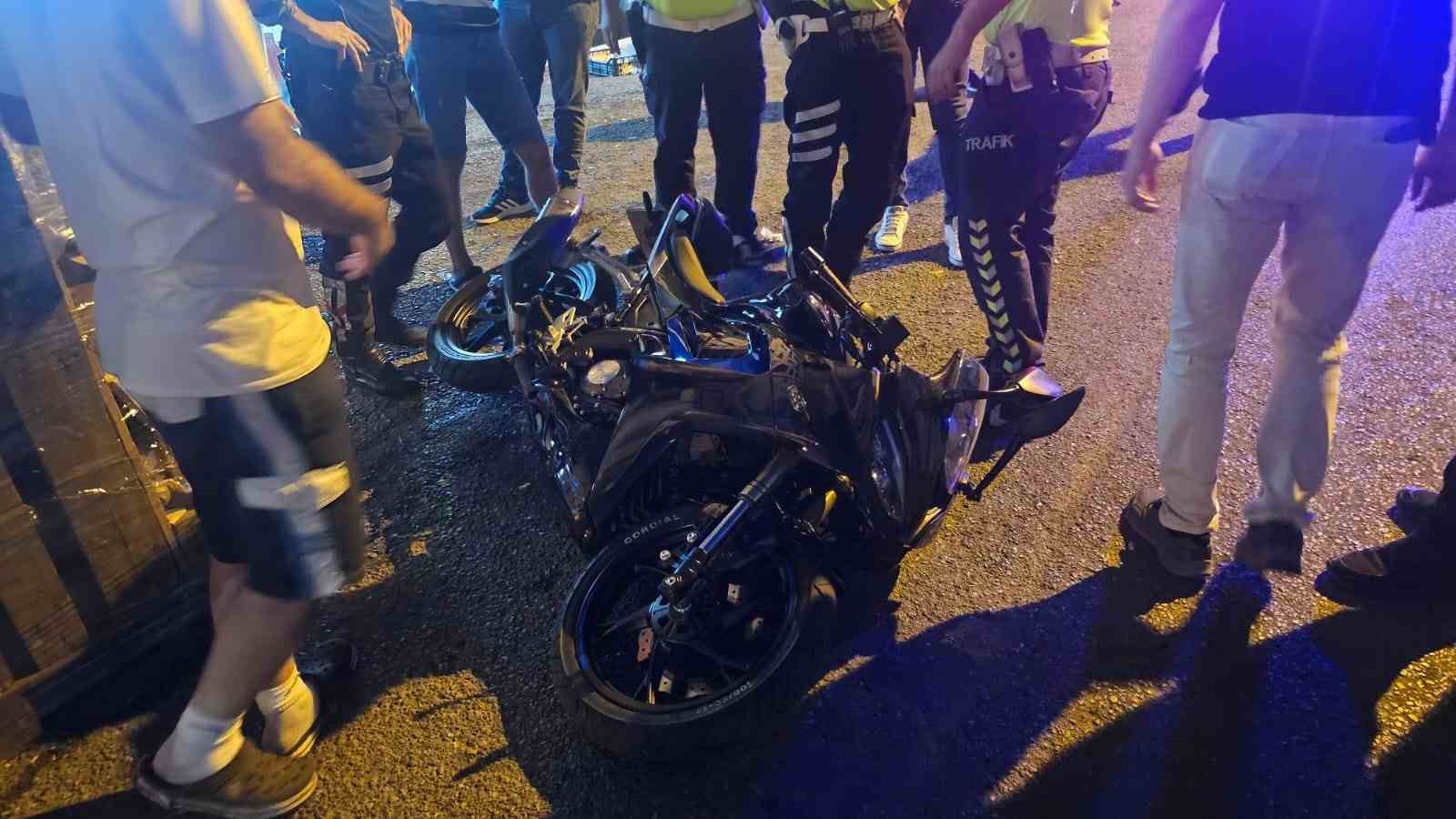 Ehliyetsiz motosikletli kendisini durdurmak isteyen polisi ezdi
