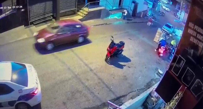 Ehliyetsiz motosikletli kendisini durdurmak isteyen polisi ezdi
