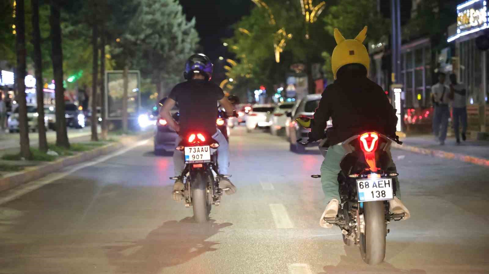 Motosikletli trafik magandaları kamerada
