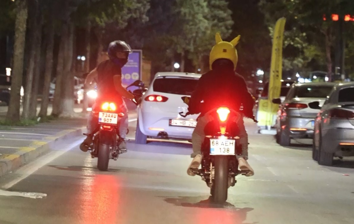 Motosikletli trafik magandaları kamerada
