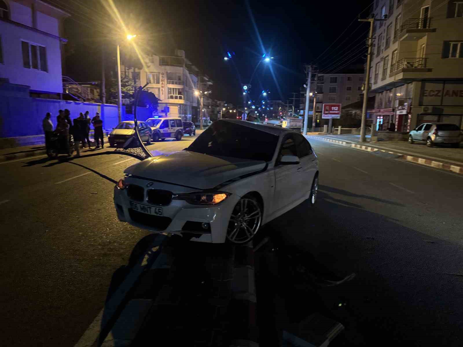 Burdur’da kontrolden çıkan otomobil aydınlatma direğine çarptı, sürücü kayıplara karıştı
