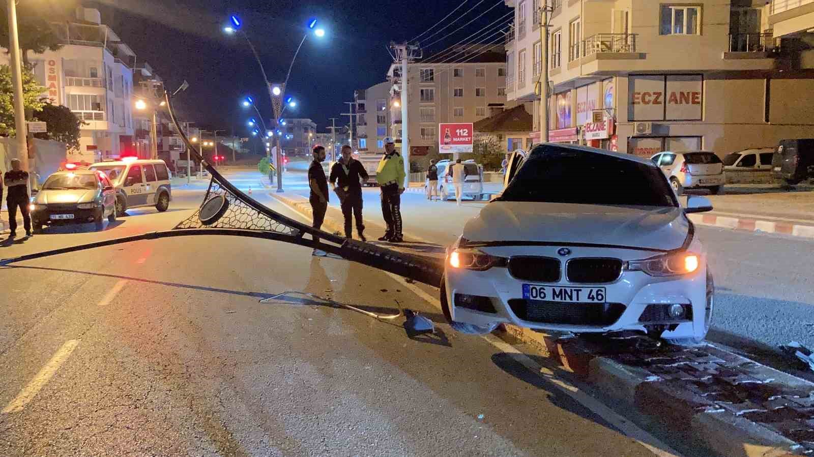 Burdur’da kontrolden çıkan otomobil aydınlatma direğine çarptı, sürücü kayıplara karıştı
