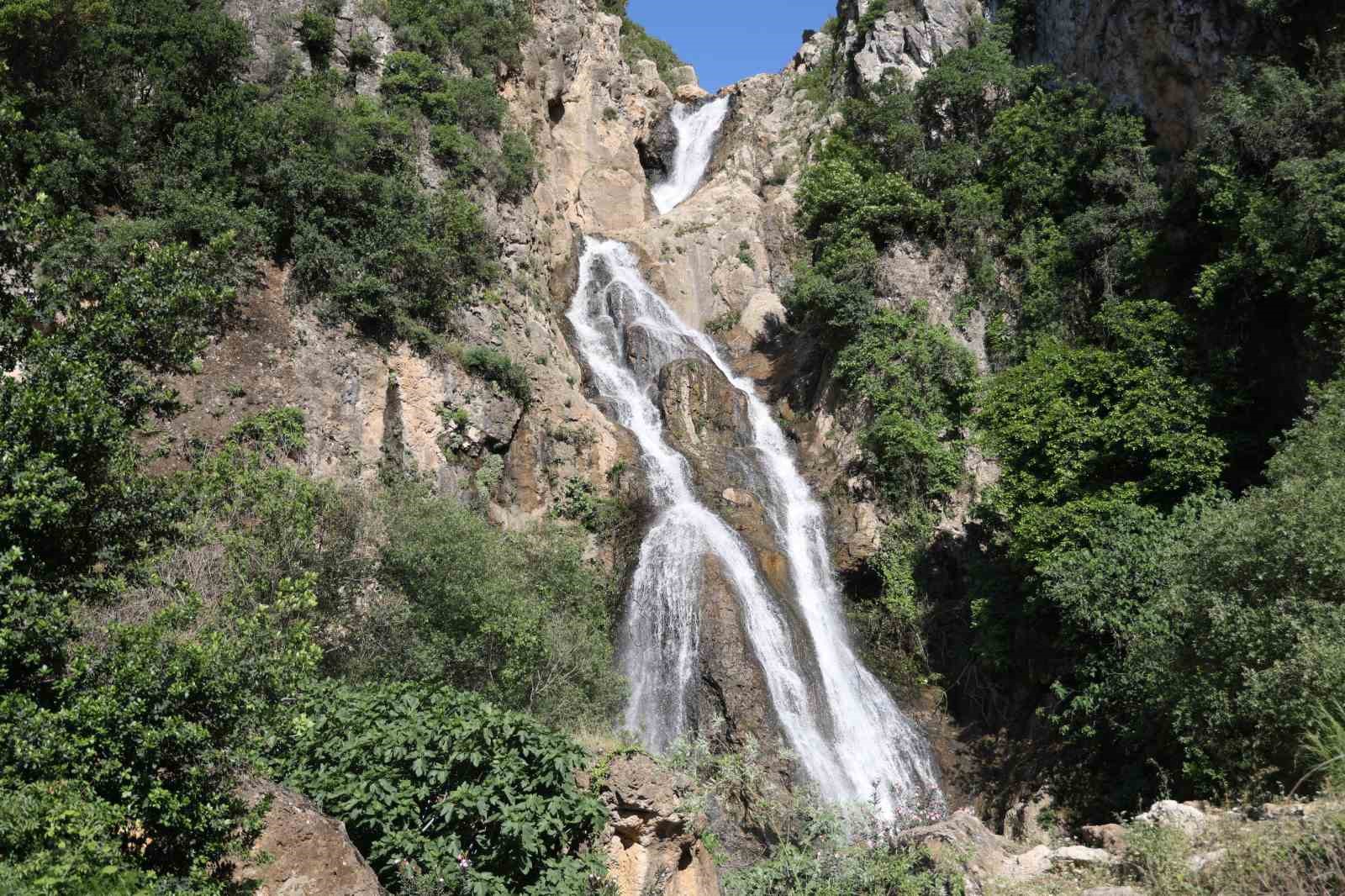 Doğa harikası şelaleye zarar veren patlatmayla ilgili maden firmasının faaliyetleri durduruldu
