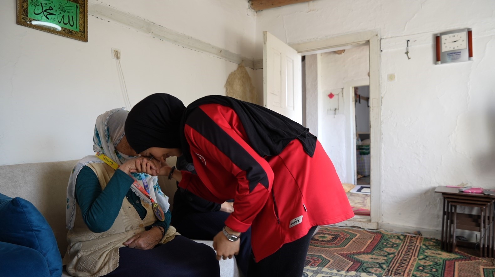 Bilek güreşinde tarih yazdı, madalyasını babaannesine hediye etti
