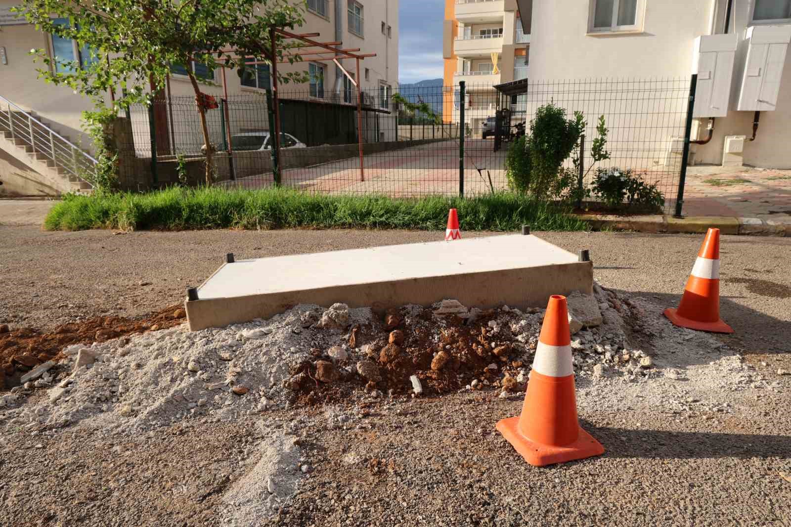 Kanalizasyon kokusunu önlemek için rögarı baza ile kapattılar
