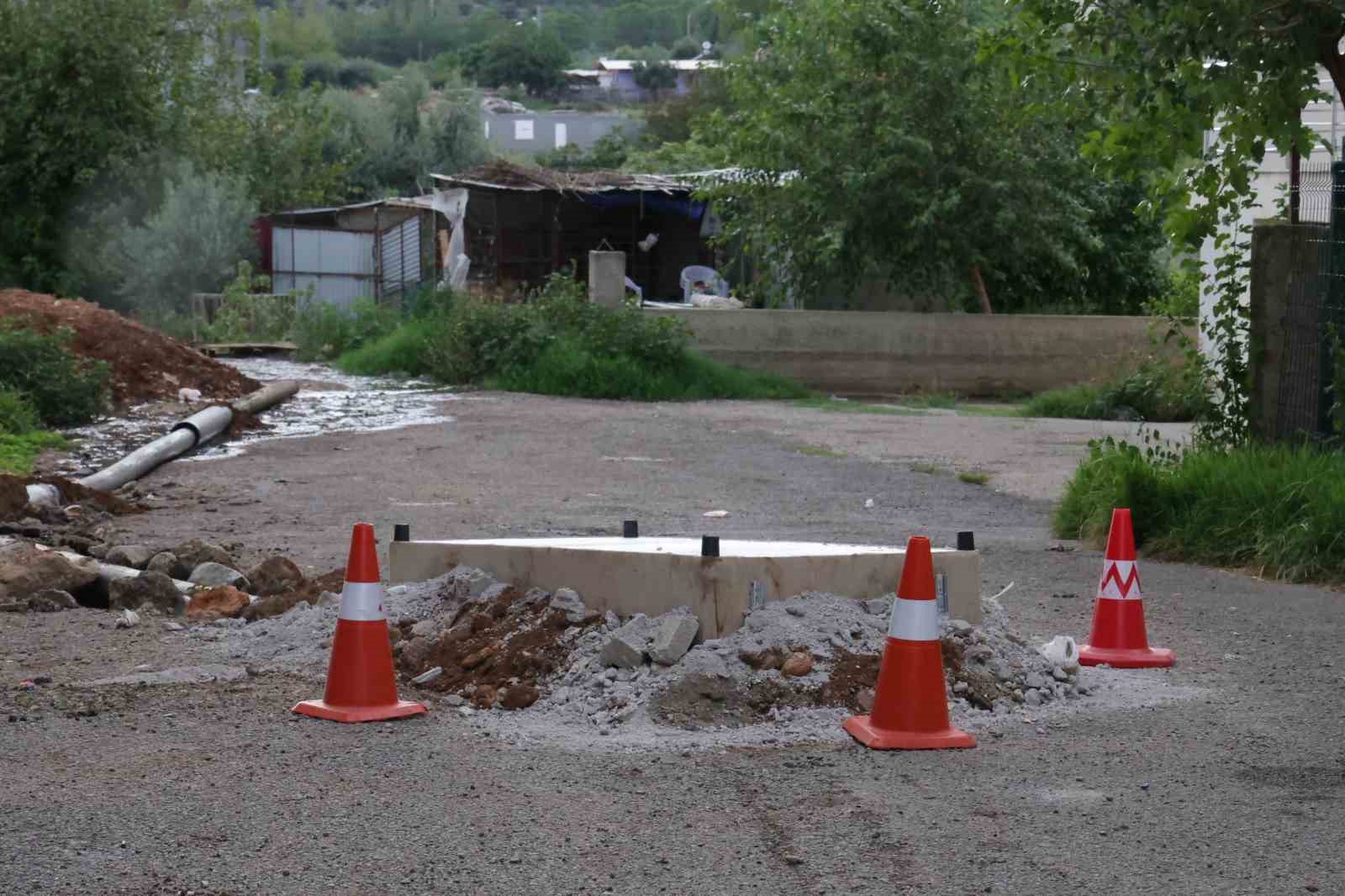 Kanalizasyon kokusunu önlemek için rögarı baza ile kapattılar
