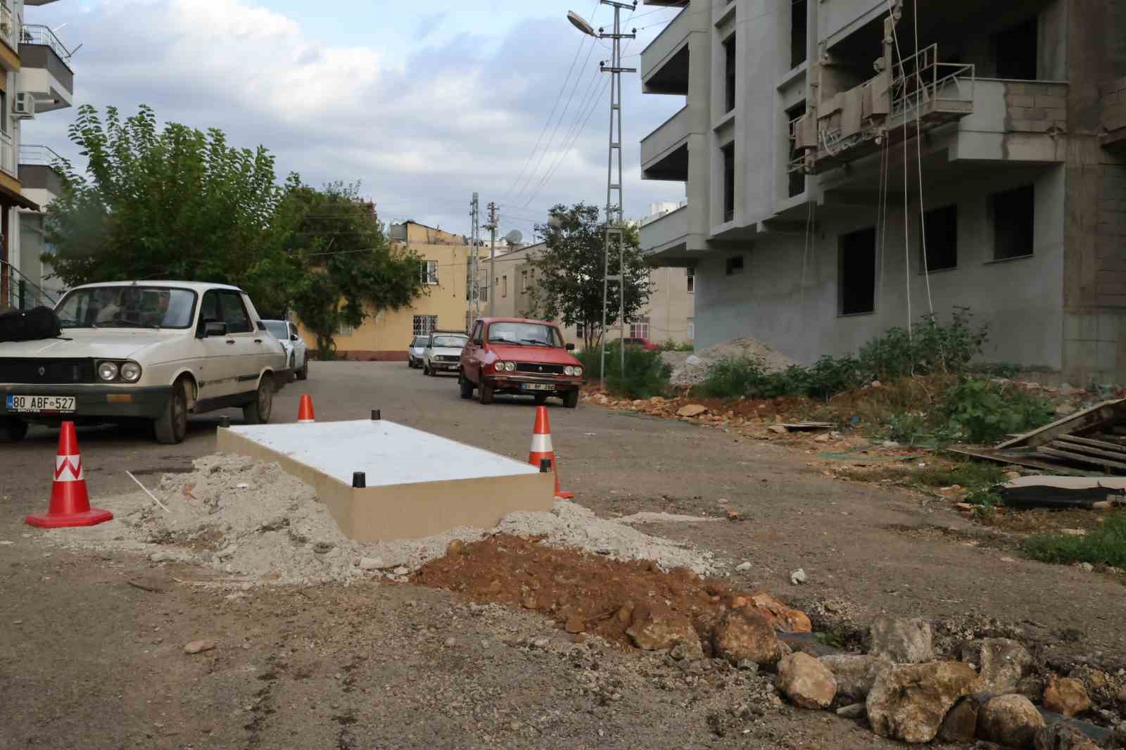 Kanalizasyon kokusunu önlemek için rögarı baza ile kapattılar
