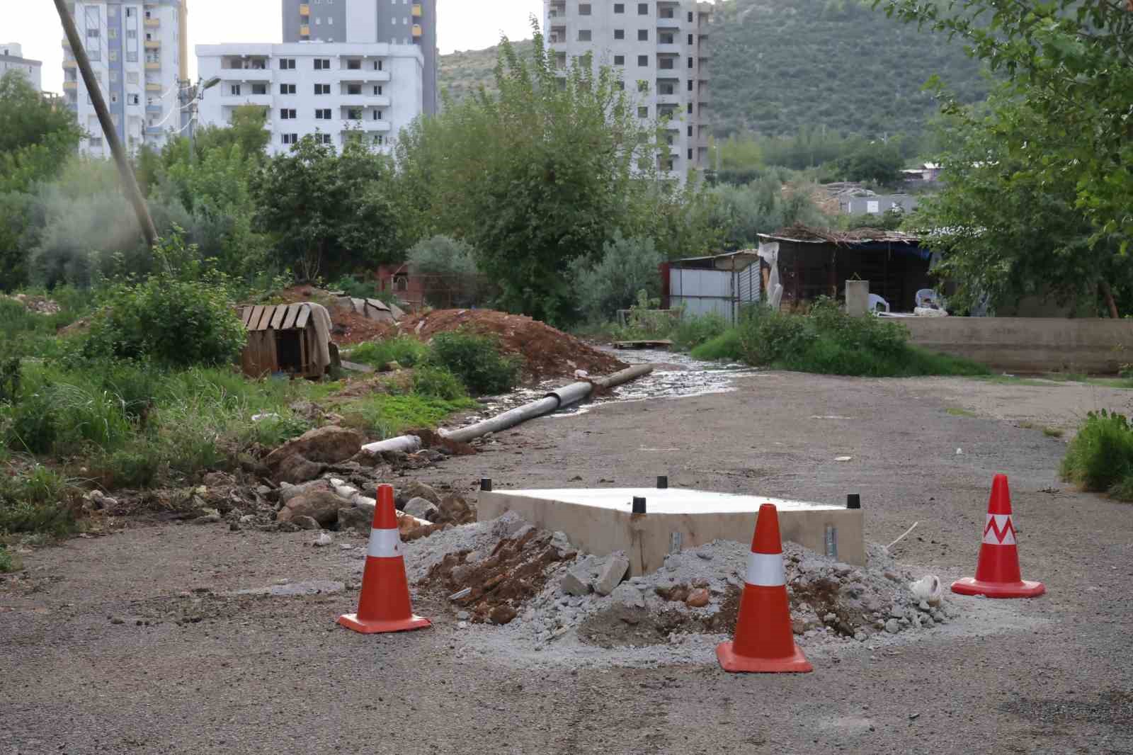 Kanalizasyon kokusunu önlemek için rögarı baza ile kapattılar
