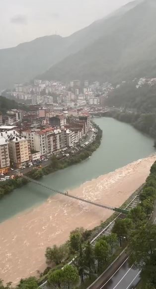 Artvin’de şiddetli yağış sonrası taşan dereler Çoruh nehriyle böyle buluştu
