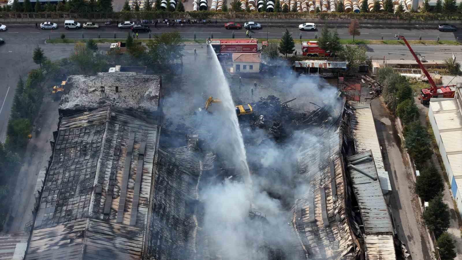 Yatak keçesi üreten fabrikadaki yangın 17 saatte tamamen söndürüldü
