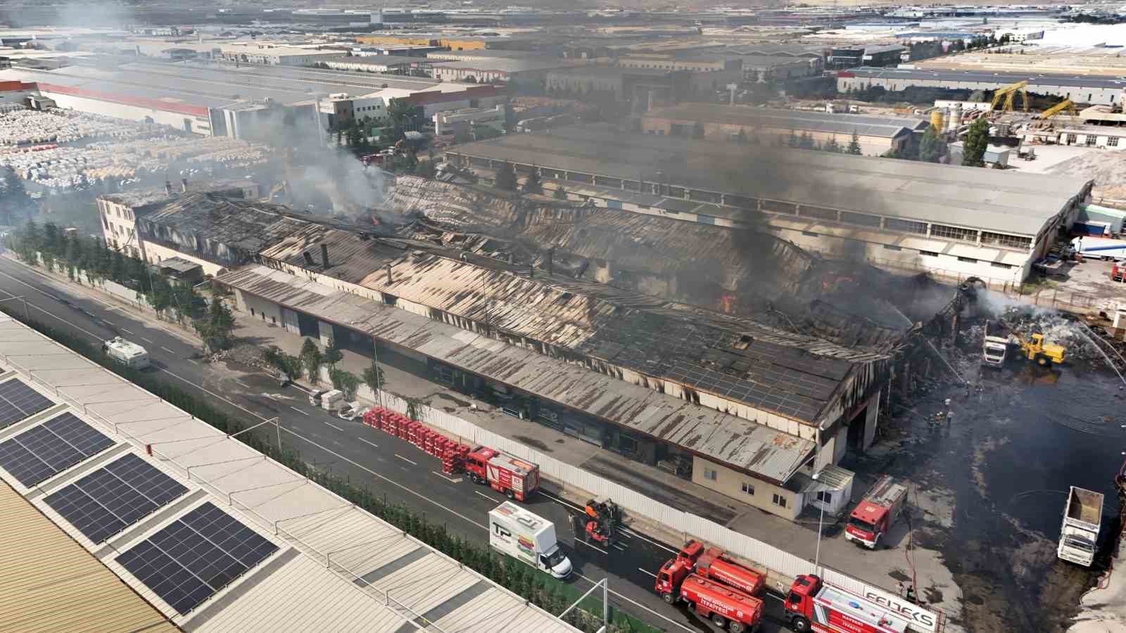 Yatak keçesi üreten fabrikadaki yangın 17 saatte tamamen söndürüldü
