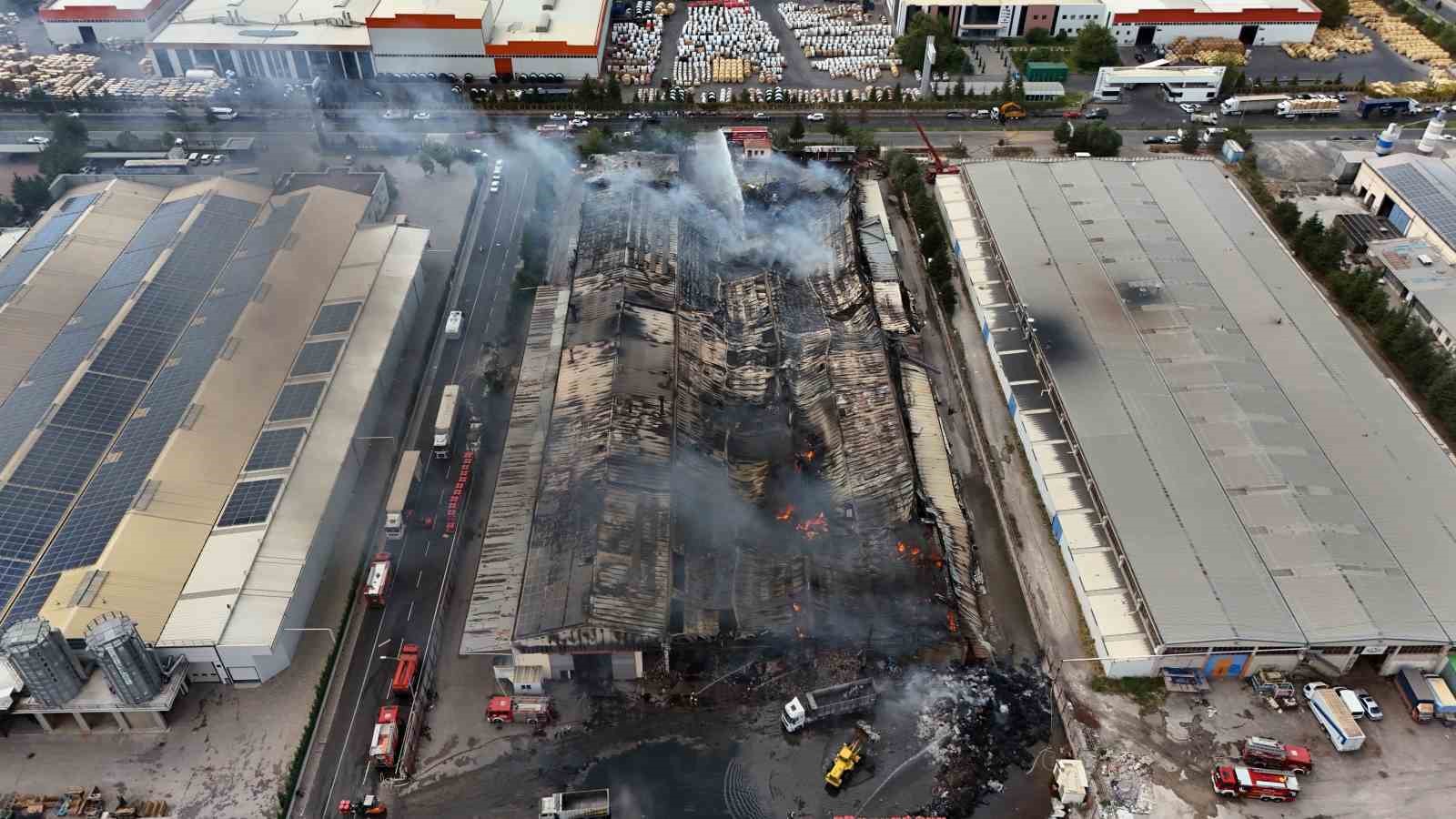 Yatak keçesi üreten fabrikadaki yangın 17 saatte tamamen söndürüldü
