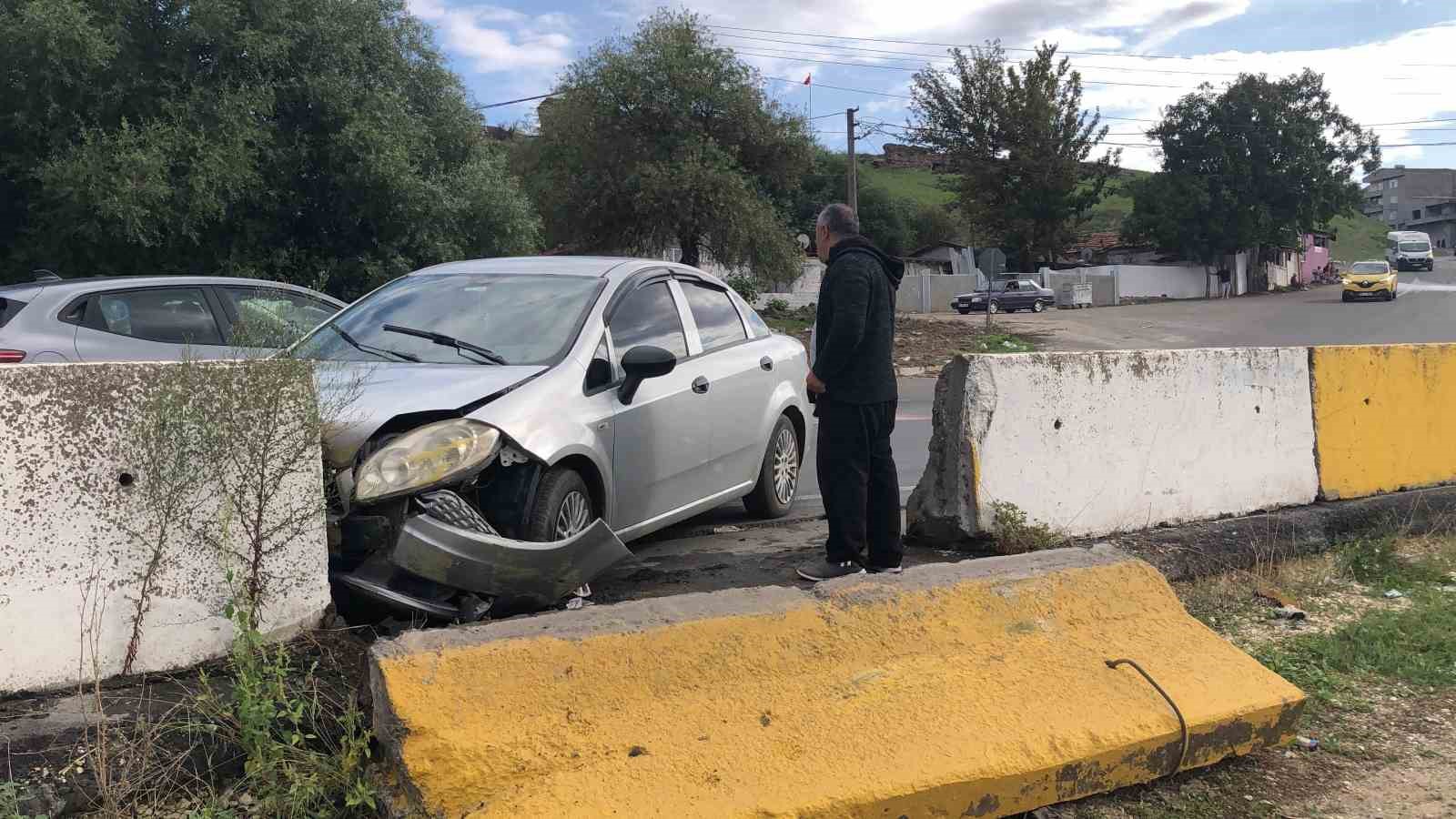 Yardıma diye geldikleri kazazedenin telefonunu çaldılar
