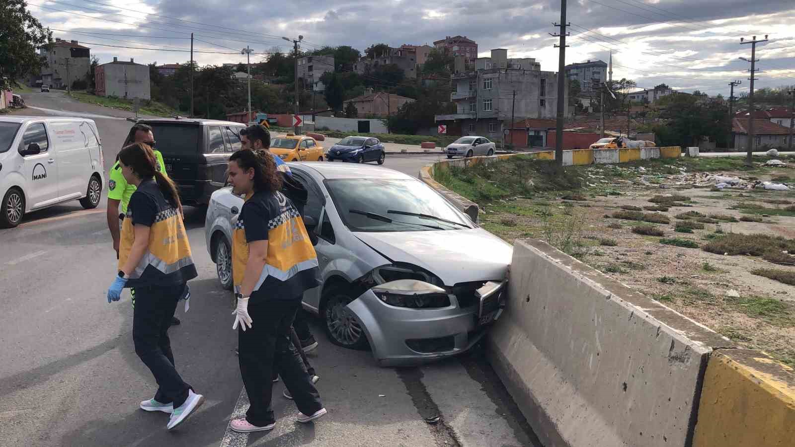 Yardıma diye geldikleri kazazedenin telefonunu çaldılar
