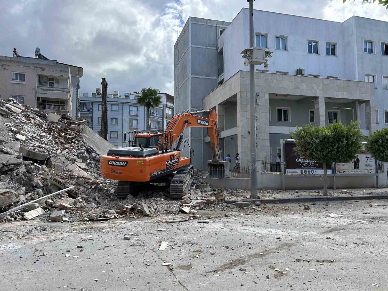 Yıkıma mesaide yakalanan İŞKUR çalışanları korku dolu anlar yaşadı, yıkım anı kameraya yansıdı
